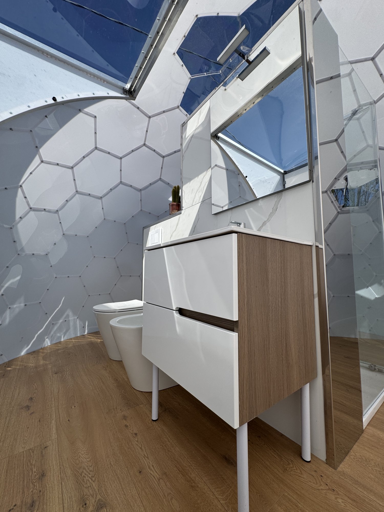 Il bagno completo dentro la bolla 400: mobile lavabo, specchio e sanitari sospesi