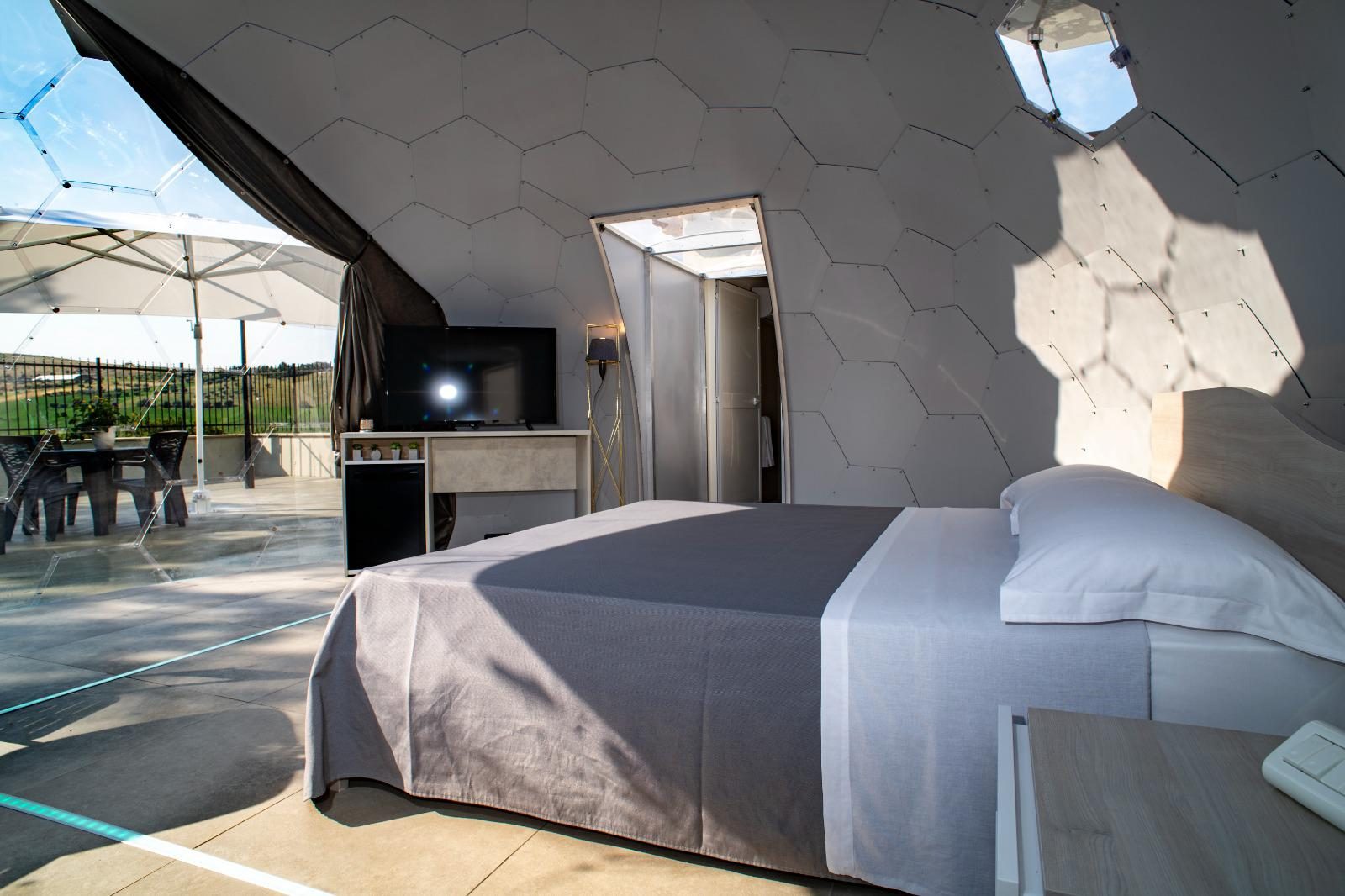 Camera con tenda privacy aperta sul fronte panoramico